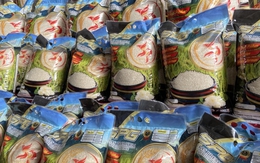 Đột kích xưởng sản xuất 14 tấn gạo giả mỗi ngày suốt 2 năm: Hãi hùng chiêu 1kg gạo tốt pha 10kg gạo nhái, tổng thiệt hại tới 155.000 tỷ