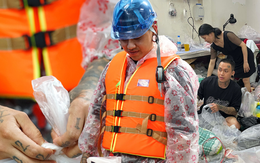 Người đàn ông xăm trổ kín mình và nhóm bạn "ngâm nước từ đêm tới sáng" để cứu trợ bà con vùng lũ