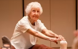 Bí quyết sống khoẻ 'không hề khó' của giáo viên dạy yoga 102 tuổi