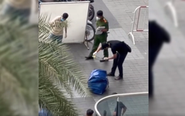 Hiện trường nơi phát hiện thi thể nam giới trong túi ở sảnh chung cư TP.HCM: 2 người đàn ông mang xuống