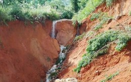 Cận cảnh đường đứt gãy tạo hố sâu 35m, cả thôn ở Quảng Ngãi bị chia cắt