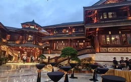 Khoe giàu để... câu khách