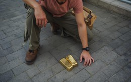 Phát hiện thỏi vàng hơn 2 kg trị giá gần 7,4 tỷ đồng trên đường khi đang đi ship hàng