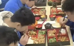 Trường cấp 3 lập khu riêng trong canteen cho học sinh giỏi ăn uống sang chảnh: MXH bùng tranh cãi!