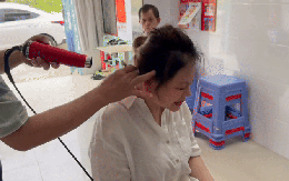 Lê Giang bị teo chân, phải lết vào nhà tắm để khóc