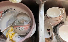 Ngày nào mẹ tôi cũng đều đặn làm 1 việc: Bát đũa sạch, khô, không hề tốn điện