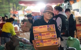 Hà Nội đêm không ngủ: Những đôi tay không ngơi nghỉ chuẩn bị đồ cứu trợ hướng về miền Trung