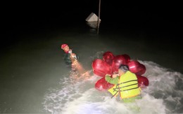 Đi bắt ốc lúc thủy triều dâng, 2 phụ nữ ôm cọc tre lênh đênh trên biển suốt đêm