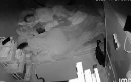 Cảnh tượng diễn ra trong phòng ngủ lúc 4h sáng khiến 1,4 triệu người nín thở theo dõi: Thái độ gây sốc của cô gái