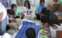 VIDEO: Sinh viên gom tập trắng tiếp sức học sinh vùng lũ