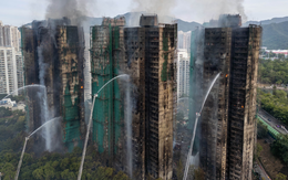 Khung cảnh hoang tàn trơ khung tre ở khu chung cư Hong Kong (Trung Quốc) ngay lúc này: Mái ấm của gần 4.700 người chẳng còn lại gì