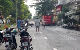 Lại thản nhiên giăng lưới đánh cầu lông giữa đường ở TPHCM