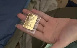 Tình nguyện viên bất ngờ phát hiện 5 chỉ vàng trong túi quần áo cứu trợ