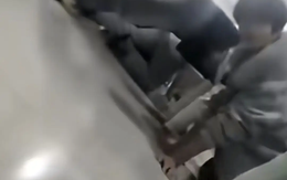 Không tin nổi: Giáo viên bắt học sinh quỳ giữa trời lạnh vì "không dọn vệ sinh", mỗi người bị tát 5 lần mới được vào KTX