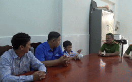 CLIP: Xúc động hình ảnh học sinh lớp 1 mang heo tiết kiệm ủng hộ đồng bào vùng lũ miền Trung