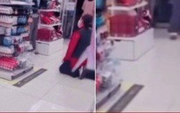 Phẫn nộ cảnh nhân viên cửa hàng phải quỳ xin lỗi sau khi nhắc nhở trẻ con