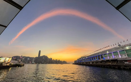 Xuất hiện dải mây hồng kỳ lạ trên bầu trời Hong Kong (Trung Quốc) vào lúc xảy ra thảm họa cháy chung cư khiến gần 100 người tử vong