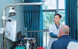1 năm chữa ở Hà Lan không khỏi, bệnh nhân ngoại quốc sang Việt Nam: Bác sĩ Việt làm được điều ‘kỳ diệu’