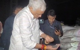 Đích thân Bộ trưởng Bộ Nông nghiệp dẫn đầu cuộc đột kích, triệt phá đường dây sản xuất phân bón giả tại Ấn Độ, tịch thu hơn 24.000 bao sản phẩm