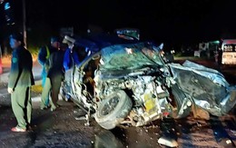 Ô tô con bị vò nát sau va chạm với xe khách ở Lâm Đồng, 2 người tử vong