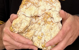 Người đàn ông bẻ đôi cục đá, phát hiện 69 cây vàng trị giá hơn 10 tỷ đồng bên trong