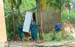 Khẩn cấp di dời dân vùng nguy cơ trượt lở núi giữa mưa rất lớn tại Huế