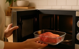 Rã đông thịt bằng lò vi sóng thế nào là đúng cách?