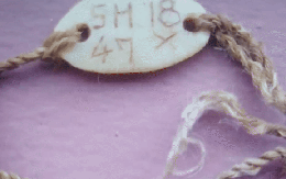 Hình ảnh loạt di vật khắc ký hiệu quan trọng chôn kèm hài cốt liệt sĩ