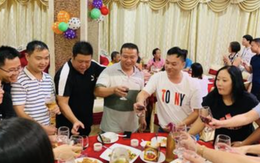 Đi họp lớp ngày Tết, tôi bị coi thường vì không kiếm ra tiền: Ra đến cửa, nhìn thấy 1 thứ của tôi thì họ đột ngột thay đổi