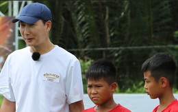 HLV Kim Sang Sik buồn bã khi một học trò rời đi