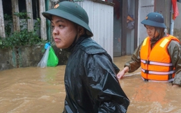 Nước dâng cao chảy xiết, người dân 'rốn lũ' Mẹ Suốt lại cuống cuồng sơ tán