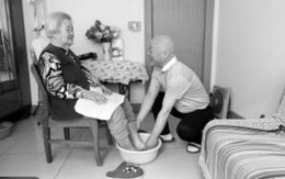 5 người con thay nhau mỗi người một ngày chăm mẹ già 92 tuổi: Chỉ mong mẹ có cảm giác “mới mẻ”