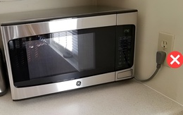 Dùng xong lò vi sóng nên rút dây cắm điện hay để nguyên? Tưởng đơn giản nhưng vẫn có người làm sai