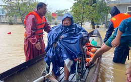 Nước sông dâng vượt xa báo động 3, TP Huế tiếp tục chìm trong biển nước