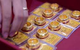 Giá vàng tăng mạnh, người dân ồ ạt mua vàng, nhiều chuyên gia dự báo kịch bản "quay xe" tuần tới?