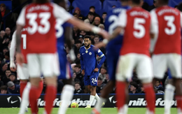 Caicedo bị đuổi, Chelsea cầm hòa nghẹt thở Arsenal