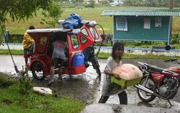 Hơn 150.000 người tháo chạy trước siêu bão Kalmaegi