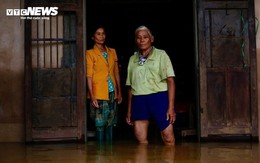 Dân ‘rốn lũ’ ở Huế 1 tuần 3 lần chạy lụt: 'Chúng tôi kiệt sức rồi'