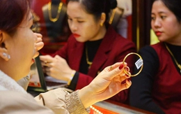 Giá vàng hôm nay 5/11: Giảm mạnh, tiếp tục rời xa ngưỡng 4.000 USD/ounce