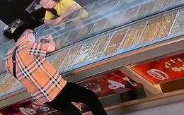 Truy tìm đối tượng ăn mặc bảnh bao đi cướp tiệm vàng ở TP HCM