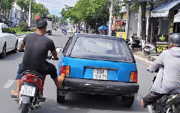 Hai người đàn ông dùng chân đẩy ô tô gây chú ý ở Nha Trang