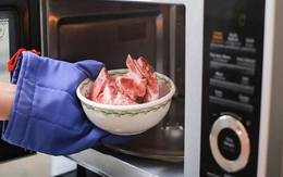 Rã đông thịt đừng dùng lò vi sóng mà thử 1 mẹo cực nhanh, chưa đến 5 phút thịt tươi ngon còn không bị ám mùi tanh
