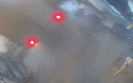 Thót tim xe tải lao nhanh tông hàng loạt ô tô, xe máy và người trong ngõ