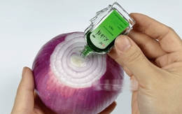 Nhỏ vài giọt dầu gió vào củ hành tây, tưởng nghịch dại ai ngờ hiệu quả hơn cả "vàng mười"