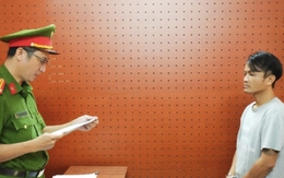 Khởi tố người đàn ông chống đối kiểm tra nồng độ cồn, tự đập đầu vào kính