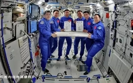 Sự cố bất thường khiến tàu vũ trụ Trung Quốc chưa trở về Trái đất