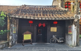 Ngôi nhà Hội An được hỏi nhiều nhất hiện nay: Hơn 100 tuổi, có người "sốc" với dòng chữ ghi trên cột nhà