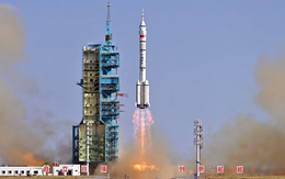 Thần Châu-20 không trở về Trái Đất: Phi hành gia mắc kẹt trên quỹ đạo?