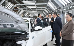 Đón Bộ trưởng Lào, nhà máy ô tô công suất 120.000 xe/năm tuyên bố lấn sân sang xe điện và muốn xuất khẩu sang Lào