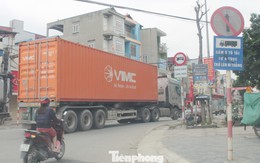 Cận cảnh xe tải trọng lớn phớt lờ biển cấm, nườm nượp 'cày nát' đường dân sinh ở Hưng Yên